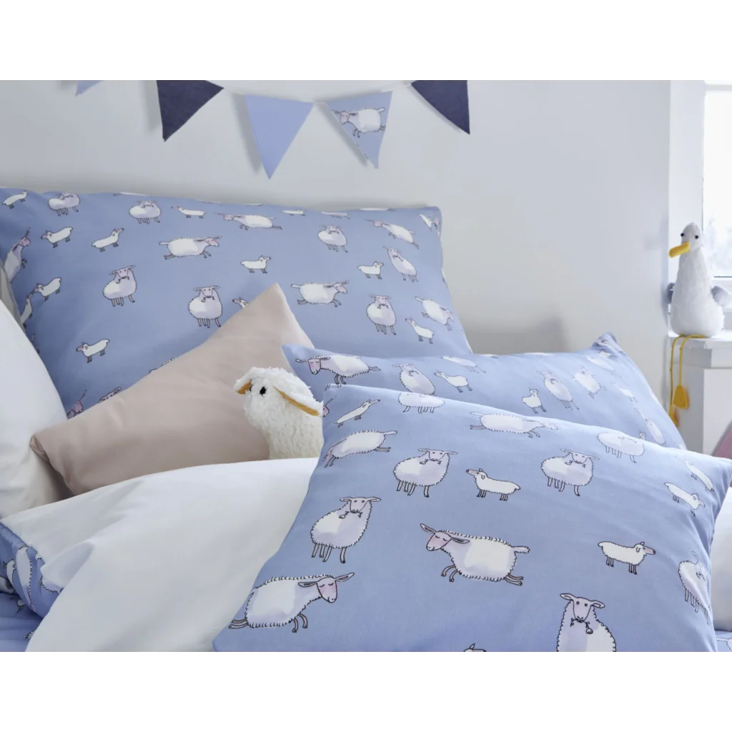 Bio Satin Baby-+Kinder-Bettwäsche Schäfchen Garnitur in Blau Muster Schäfchen von Cotonea Größe 100x135 + 40x60 cm