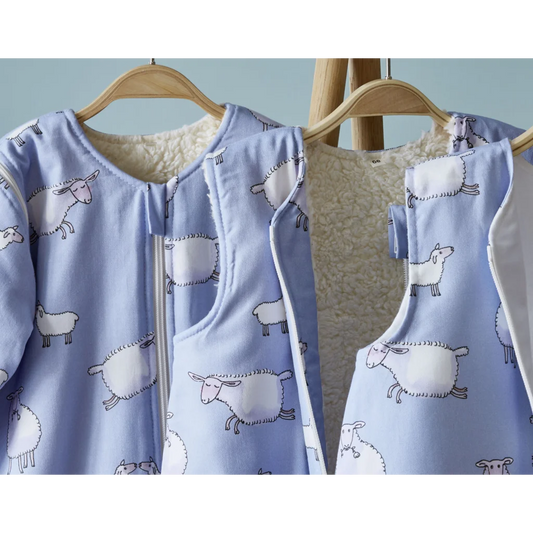 Bio Satin Baby-Schlafsack Schäfchen mit Teddyplüschfutter und abnehmbaren Ärmeln  in Muster Schäfchen von Cotonea Größe 70 (ca. 76 cm)
