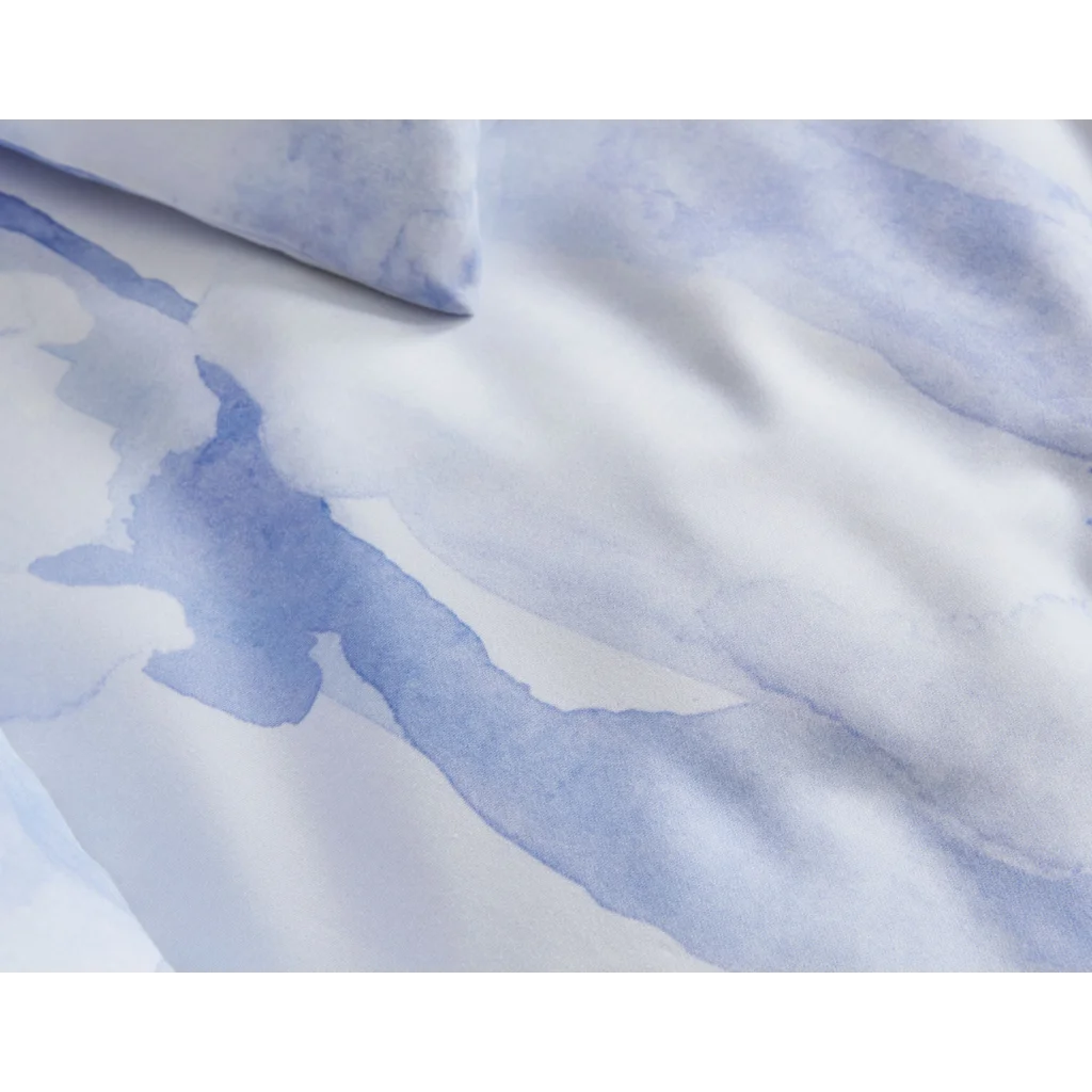 Bio Satin Bettwäsche Wolken Garnitur in Blau Muster Wolken von Cotonea Größe 135x200 + 80x80 cm